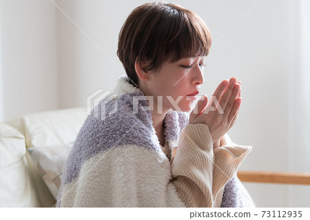 Image of women who feel cold and women who suffer from poor circulation Image of women who feel cold and women who suffer from poor circulation 73112935