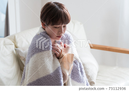 Image of women who feel cold and women who suffer from poor circulation 73112936