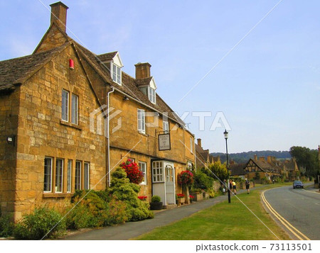 Scenery of the Cotswolds road that leaves a honey-colored cityscape 73113501