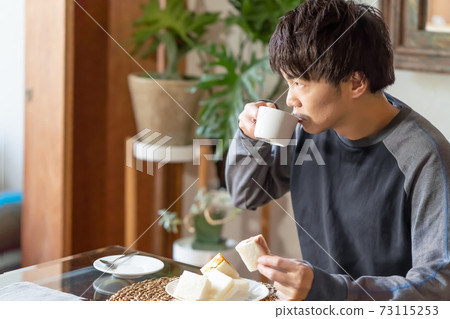 一個人在早上在酒店喝咖啡 一個人在早上在酒店喝咖啡 73115253