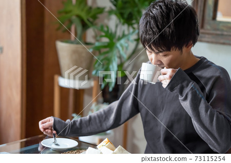 一個人在早上在酒店喝咖啡 一個人在早上在酒店喝咖啡 73115254