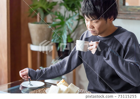 一個人在早上在酒店喝咖啡 一個人在早上在酒店喝咖啡 73115255
