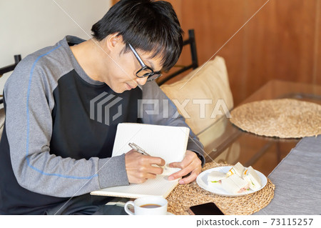 一個人在早上在旅館寫約會 一個人在早上在旅館寫約會 73115257