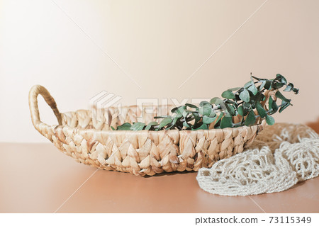Wicker straw basket made of recycled materials. 73115349