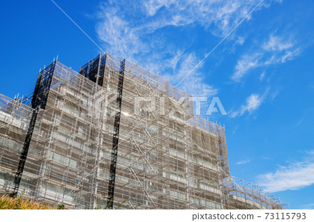 Construction site scaffolding 73115793