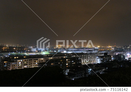 享有海港景色的山地公園 73116142