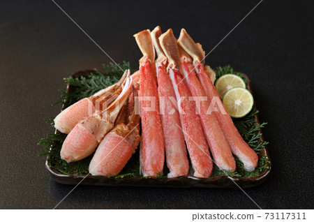 Zuwaigani爪肉和腳棒肉在正方形板黑色背景上 73117311