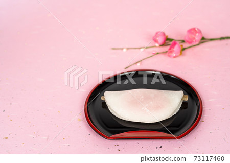 Petal rice cake and plum blossom 73117460