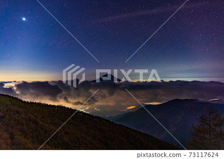 (Yamanashi Prefecture) Mt. Fuji floating in the sea of clouds under the starry sky (Yamanashi Prefecture) Mt. Fuji floating in the sea of clouds under the starry sky 73117624