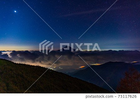 (Yamanashi Prefecture) Mt. Fuji floating in the sea of clouds under the starry sky (Yamanashi Prefecture) Mt. Fuji floating in the sea of clouds under the starry sky 73117626