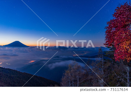 (Yamanashi Prefecture) Mt. Fuji floating in the sea of clouds under the starry sky (Yamanashi Prefecture) Mt. Fuji floating in the sea of clouds under the starry sky 73117634