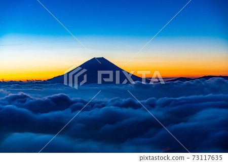 （山梨縣）富士山漂浮在繁星密布的天空下的Ounkai 73117635