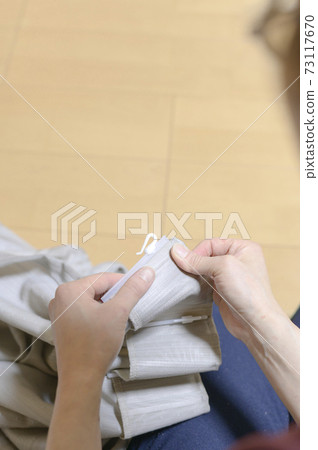 General cleaning scene (remove the hook and wash the curtains) 73117670