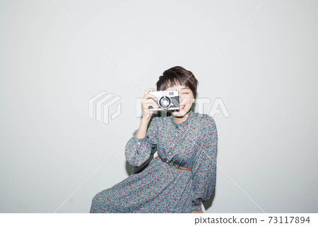 拿著影片照相機的少婦 73117894