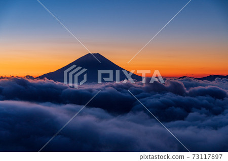 （山梨縣）黎明前漂浮在恩海的富士山 73117897