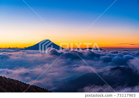 (山梨縣)黎明前漂浮在恩海的富士山 (山梨縣)黎明前漂浮在恩海的富士山 73117903