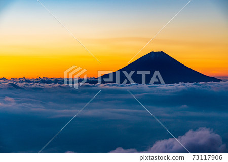 (Yamanashi Prefecture) Mt. Fuji floating in the sea of clouds before dawn 73117906