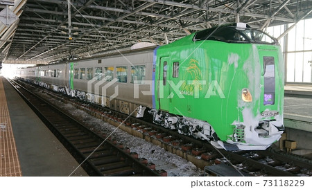 Limited express "Lilac" preparing to return to Sapporo station at Asahikawa station 73118229