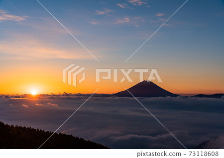 (山梨縣)富士山漂浮在the海日出 (山梨縣)富士山漂浮在the海日出 73118608