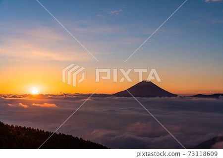 （山梨縣）富士山漂浮在the海日出 73118609