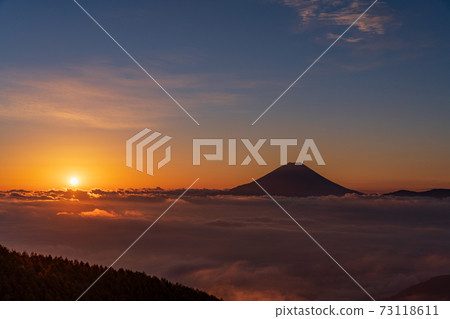 (Yamanashi Prefecture) Mt. Fuji floating in the sea of clouds Sunrise (Yamanashi Prefecture) Mt. Fuji floating in the sea of clouds Sunrise 73118611
