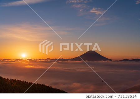 (Yamanashi Prefecture) Mt. Fuji floating in the sea of clouds Sunrise (Yamanashi Prefecture) Mt. Fuji floating in the sea of clouds Sunrise 73118614