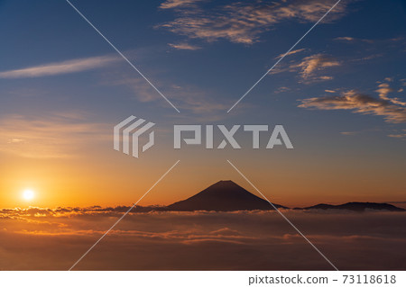 (Yamanashi Prefecture) Mt. Fuji floating in the sea of clouds Sunrise 73118618