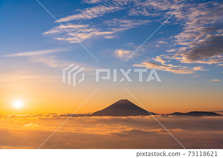 （山梨縣）富士山漂浮在the海日出 73118621