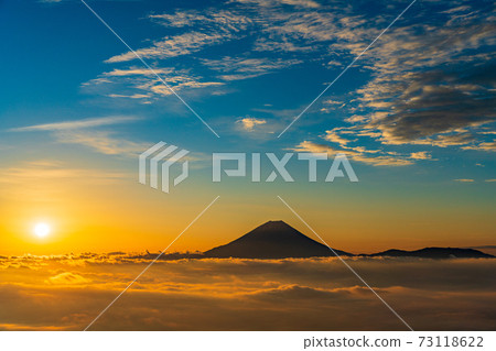 (Yamanashi Prefecture) Mt. Fuji floating in the sea of clouds Sunrise (Yamanashi Prefecture) Mt. Fuji floating in the sea of clouds Sunrise 73118622