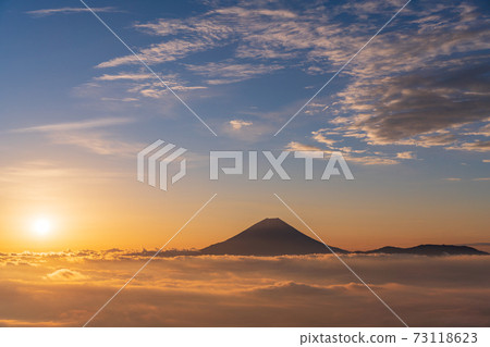 (Yamanashi Prefecture) Mt. Fuji floating in the sea of clouds Sunrise (Yamanashi Prefecture) Mt. Fuji floating in the sea of clouds Sunrise 73118623