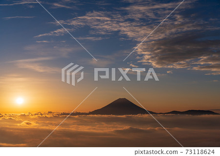 (Yamanashi Prefecture) Mt. Fuji floating in the sea of clouds Sunrise (Yamanashi Prefecture) Mt. Fuji floating in the sea of clouds Sunrise 73118624