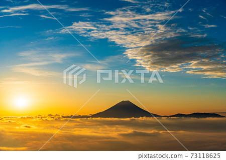 (Yamanashi Prefecture) Mt. Fuji floating in the sea of clouds Sunrise (Yamanashi Prefecture) Mt. Fuji floating in the sea of clouds Sunrise 73118625