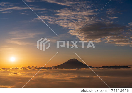 (Yamanashi Prefecture) Mt. Fuji floating in the sea of clouds Sunrise (Yamanashi Prefecture) Mt. Fuji floating in the sea of clouds Sunrise 73118626