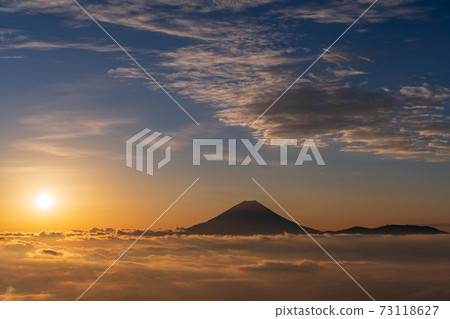 (Yamanashi Prefecture) Mt. Fuji floating in the sea of clouds Sunrise (Yamanashi Prefecture) Mt. Fuji floating in the sea of clouds Sunrise 73118627