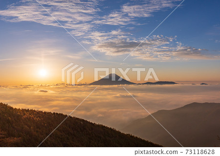 (Yamanashi Prefecture) Mt. Fuji floating in the sea of clouds Sunrise (Yamanashi Prefecture) Mt. Fuji floating in the sea of clouds Sunrise 73118628