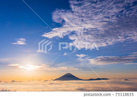 (Yamanashi Prefecture) Mt. Fuji floating in the sea of clouds Sunrise (Yamanashi Prefecture) Mt. Fuji floating in the sea of clouds Sunrise 73118635