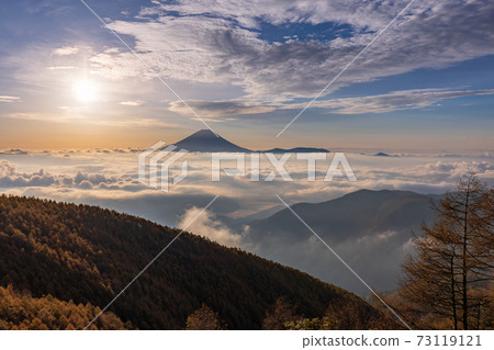 (Yamanashi Prefecture) Autumn leaves of Mt. Kushigata Mt. Fuji floating in the sea of clouds (Yamanashi Prefecture) Autumn leaves of Mt. Kushigata Mt. Fuji floating in the sea of clouds 73119121