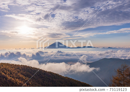 （山梨縣）九g山富士山在紅海中漂浮的秋葉 73119123