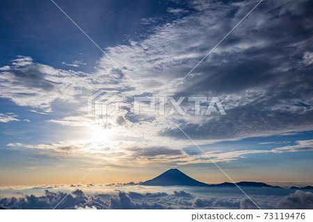 (Yamanashi Prefecture) Mt. Fuji floating in the sea of clouds Ayakumo (Yamanashi Prefecture) Mt. Fuji floating in the sea of clouds Ayakumo 73119476