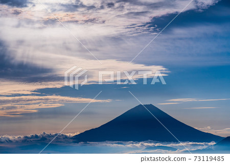 (Yamanashi Prefecture) Mt. Fuji floating in the sea of clouds Ayakumo (Yamanashi Prefecture) Mt. Fuji floating in the sea of clouds Ayakumo 73119485