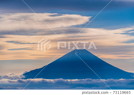 (Yamanashi Prefecture) Autumn leaves of Mt. Kushigata Mt. Fuji floating in the sea of clouds (Yamanashi Prefecture) Autumn leaves of Mt. Kushigata Mt. Fuji floating in the sea of clouds 73119665