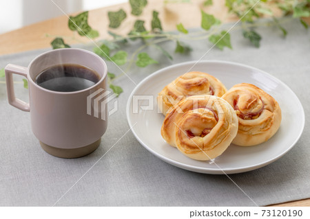 火腿和蛋黃醬麵包和咖啡 火腿和蛋黃醬麵包和咖啡 73120190