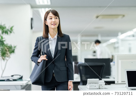 Office business woman 73120711