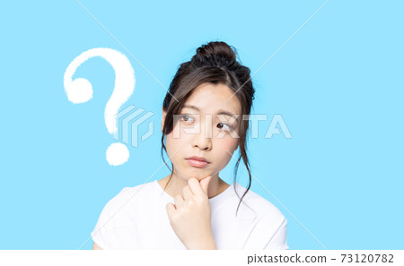 A woman with doubt 73120782