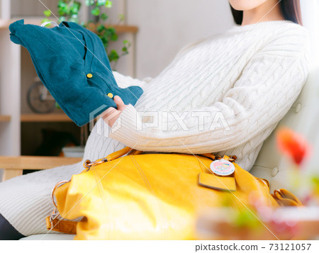 Pregnant woman preparing a cardigan 4: 3 Pregnant woman preparing a cardigan 4: 3 73121057