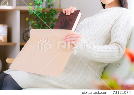 Books, envelopes, pregnant women, put in, put out 73121074