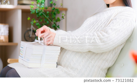 丟棄丟棄書籍的孕婦築巢本能16：9 73121082