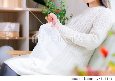 Pregnant woman to embroider gauze handkerchief Pregnant woman to embroider gauze handkerchief 73121124