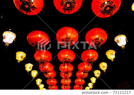 晚上漂浮的燈籠 晚上漂浮的燈籠 73121217