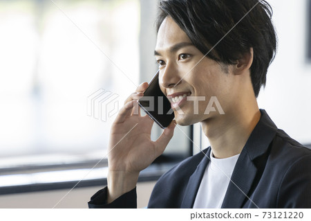 一個年輕人談話在智能手機 73121220